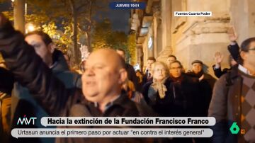 Iñaki López, al ver la media de edad de un grupo de franquistas cantando el 'cara al sol'
