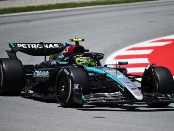 Lewis Hamilton sorprende con el mejor tiempo del viernes en Barcelona