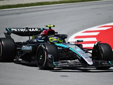 Lewis Hamilton sorprende con el mejor tiempo del viernes en Barcelona Lewis Hamilton sorprende con el mejor tiempo del viernes en Barcelona