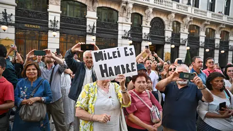 Un momento de la concentración en los exteriores del Casino de Madrid donde el presidente de Argentina, Javier Milei, recibe hoy viernes la Medalla Internacional de la Comunidad de Madrid. 