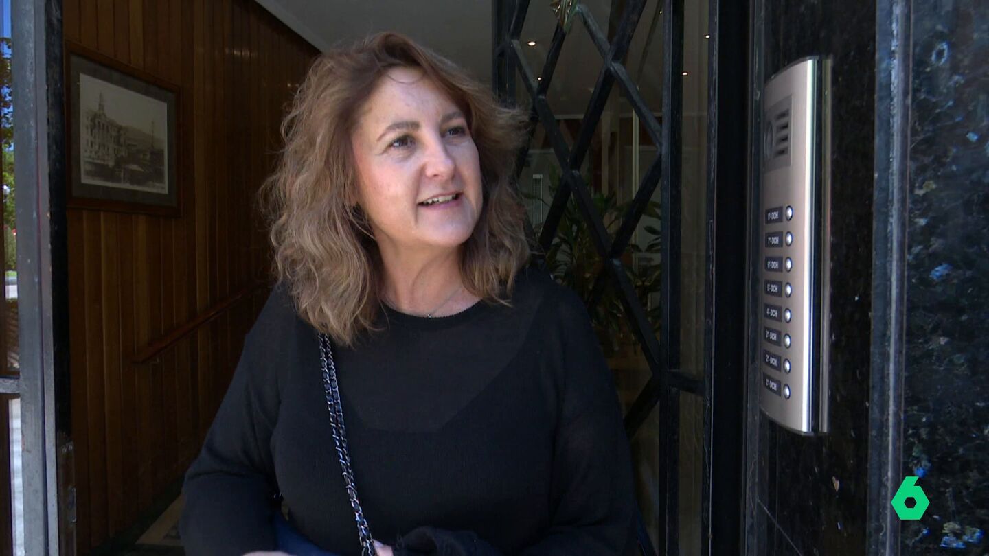 Equipo de Investigaci&oacute;n habla en este v&iacute;deo a una vecina de Pablo Rojas y al fot&oacute;grafo que entr&oacute; en su piso, en una de las mejores zonas de Bilbao, para una entrevista: "Parec&iacute;a que est&aacute;bamos pasando en un portal temporal de 2008 a 1950".