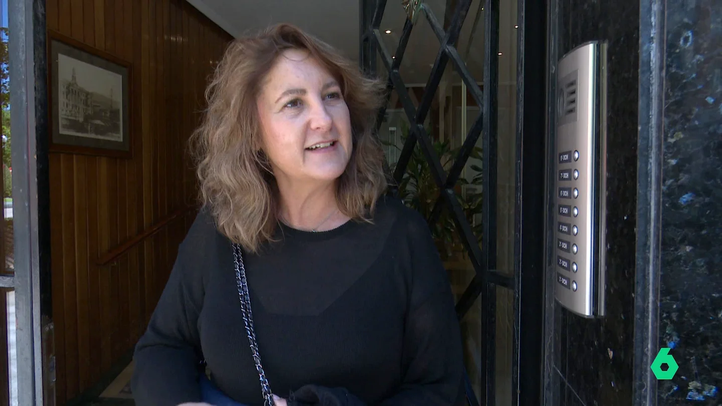 Habla una vecina del falso obispo Pablo de Rojas: "Si te lo encontrabas en la escalera, te bendecía sin mediar palabra" Equipo de Investigación habla en este vídeo a una vecina de Pablo Rojas y al fotógrafo que entró en su piso, en una de las mejores zonas de Bilbao, para una entrevista: "Parecía que estábamos pasando en un portal temporal de 2008 a 1950".