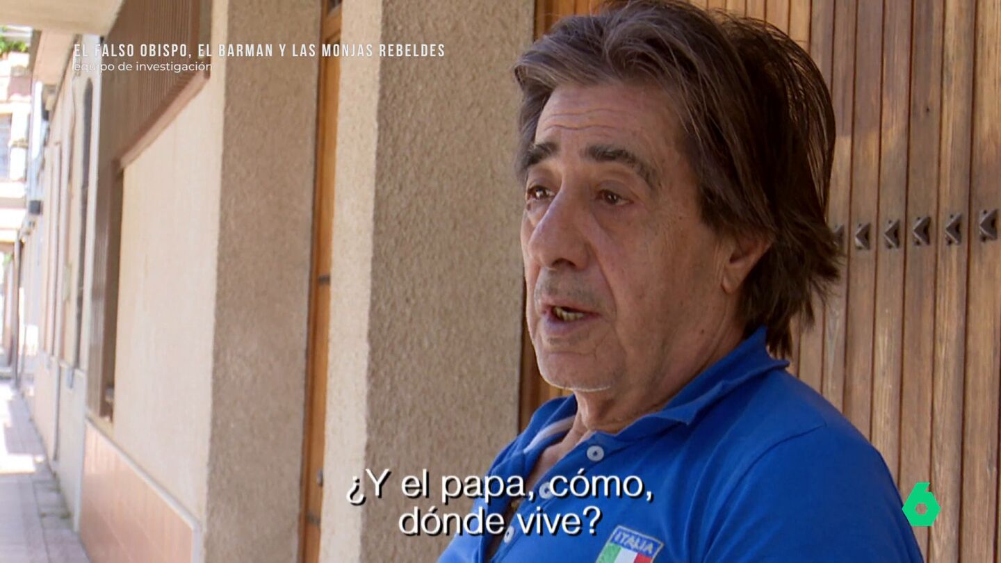 Equipo de Investigaci&oacute;n localiza a la familia del falso obispo Pablo Rojas en un bloque de viviendas de protecci&oacute;n oficial. En este v&iacute;deo, entrevista a su padre, que habla de su hijo y asegura, sobre su opulenta vida, que "se dedica a las antig&uuml;edades".