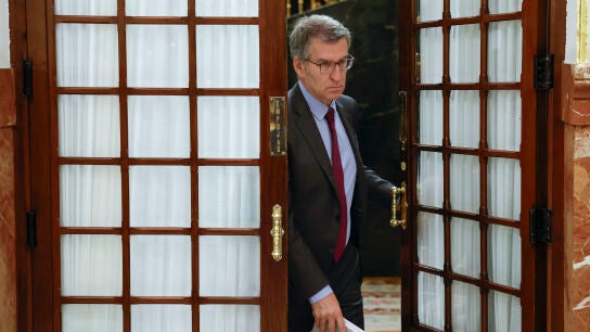 El l&iacute;der del Partido Popular, A&ntilde;berto N&uacute;&ntilde;ez-Feijoo, abandona el hemiciclo en el Congreso de los Diputados 
