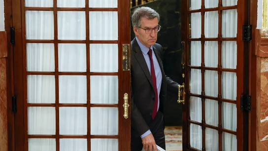 El líder del Partido Popular, Añberto Núñez-Feijoo, abandona el hemiciclo en el Congreso de los Diputados El líder del Partido Popular, Añberto Núñez-Feijoo, abandona el hemiciclo en el Congreso de los Diputados
