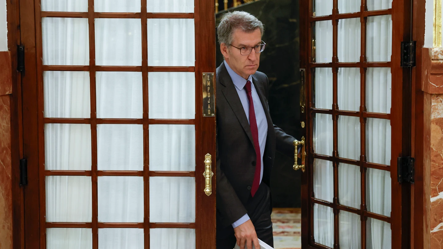 El líder del Partido Popular, Añberto Núñez-Feijoo, abandona el hemiciclo en el Congreso de los Diputados El líder del Partido Popular, Añberto Núñez-Feijoo, abandona el hemiciclo en el Congreso de los Diputados