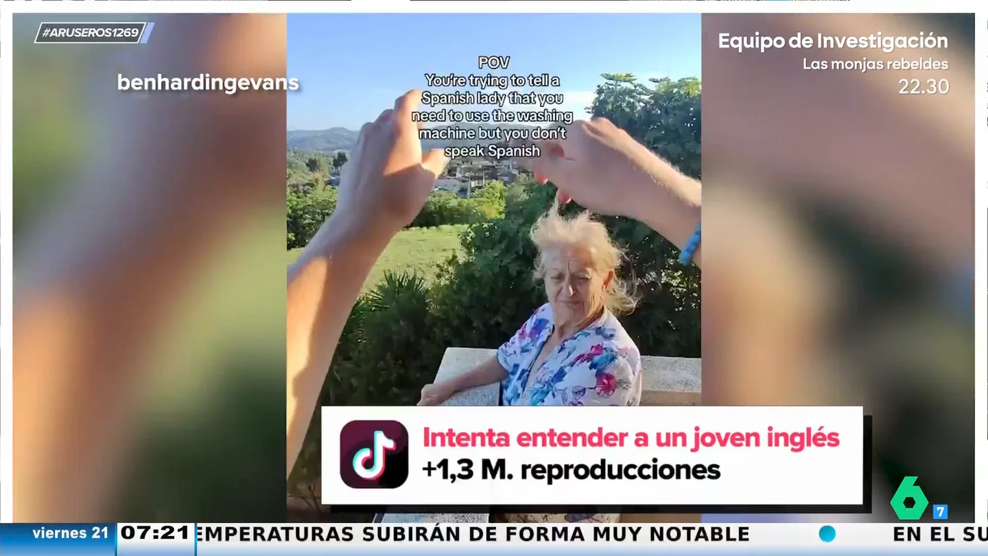 Una señora no consigue entender los signos que hace su estudiante inglés para poner la lavadora: "Aaah un helicóptero" Una señora no consigue entender los signos que hace su estudiante inglés para poner la lavadora: "Aaah un helicóptero"