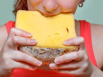 Mujer comiendo queso