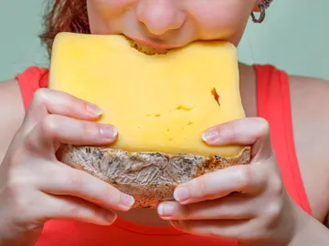 Mujer comiendo queso Mujer comiendo queso