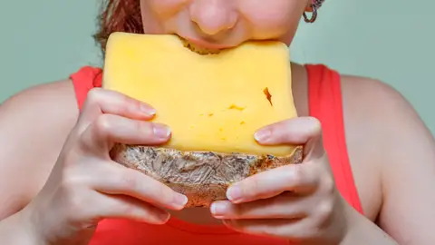 Mujer comiendo queso Mujer comiendo queso