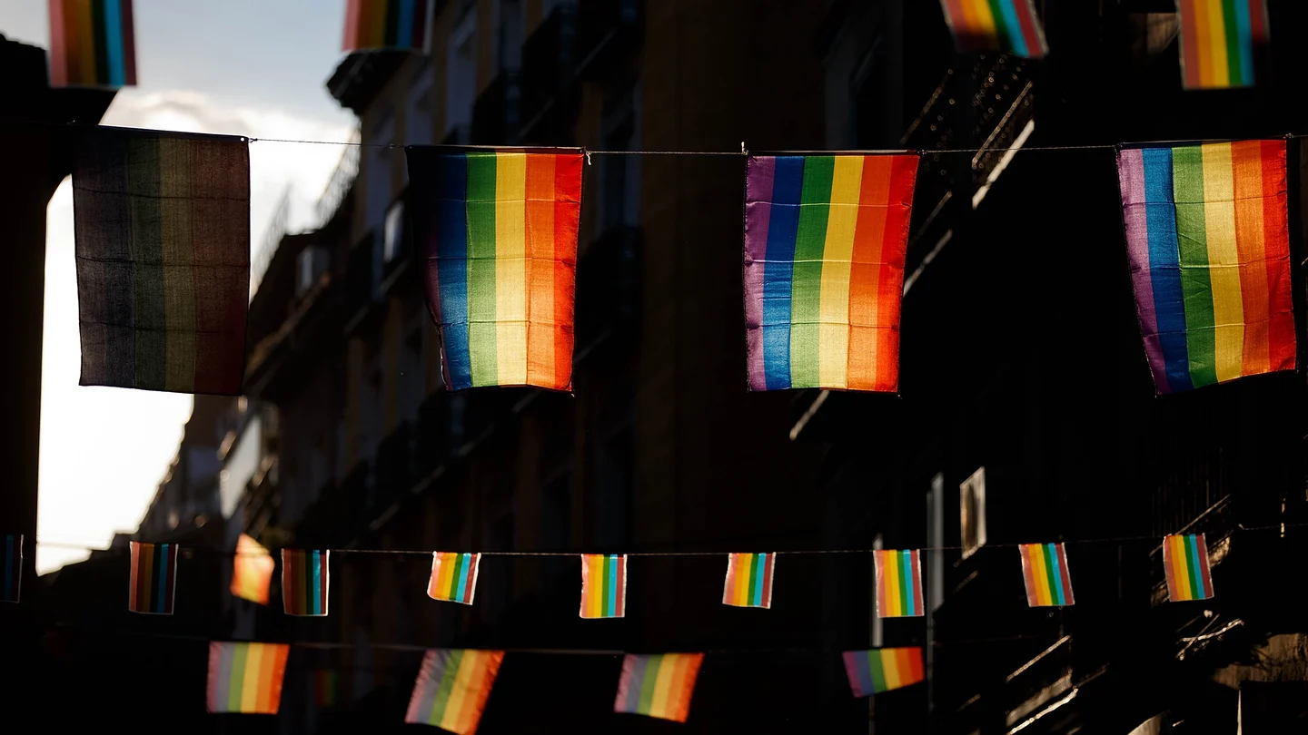 Varias banderolas arcoíris en las celebraciones de Orgullo de Madrid en 2013 Varias banderolas arcoíris en las celebraciones de Orgullo de Madrid en 2013