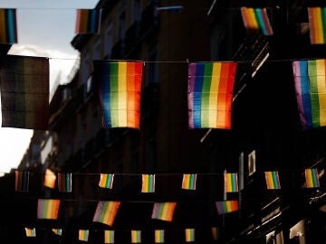 Varias banderolas arcoíris en las celebraciones de Orgullo de Madrid en 2013