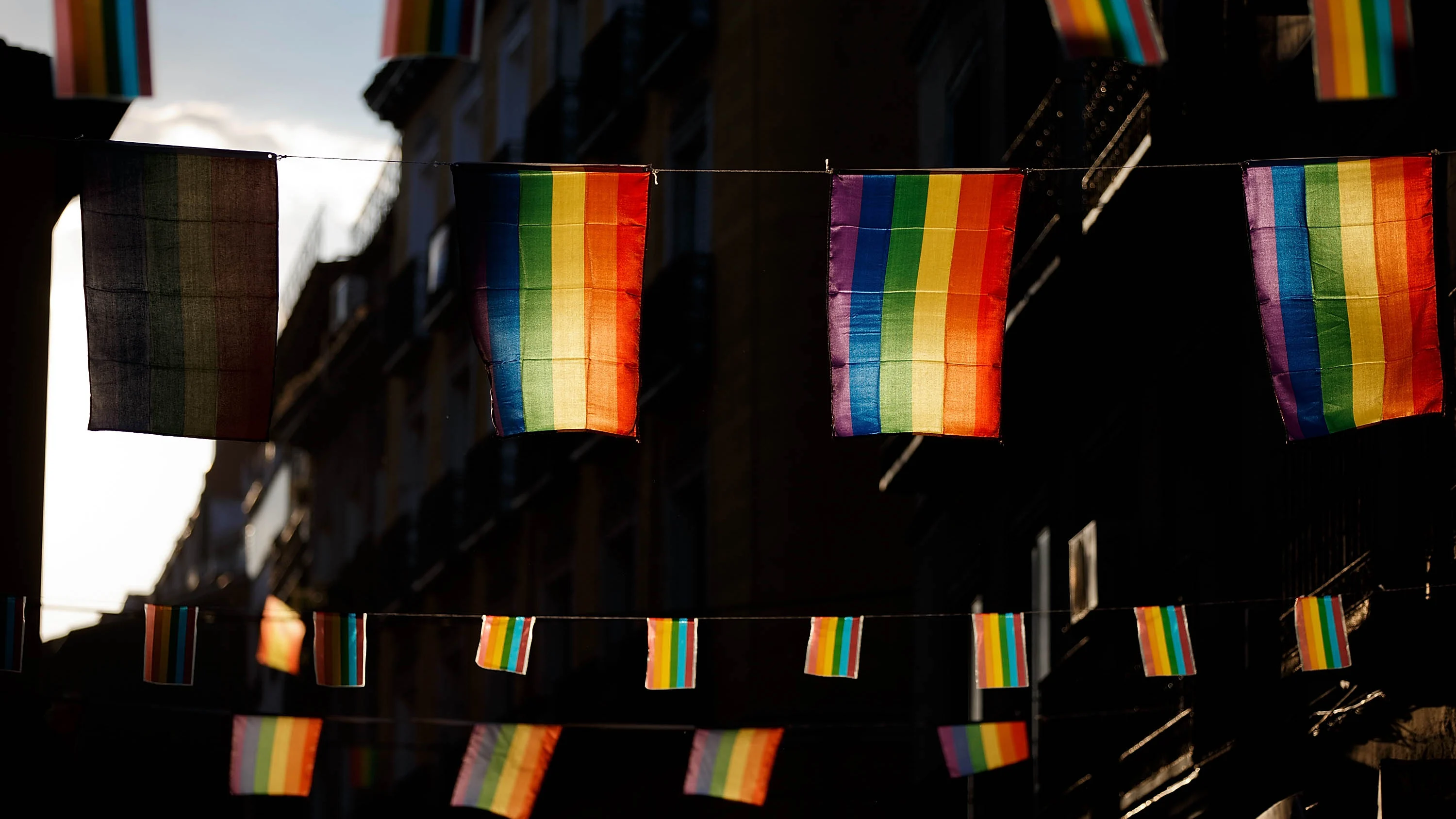 Varias banderolas arcoíris en las celebraciones de Orgullo de Madrid en 2013