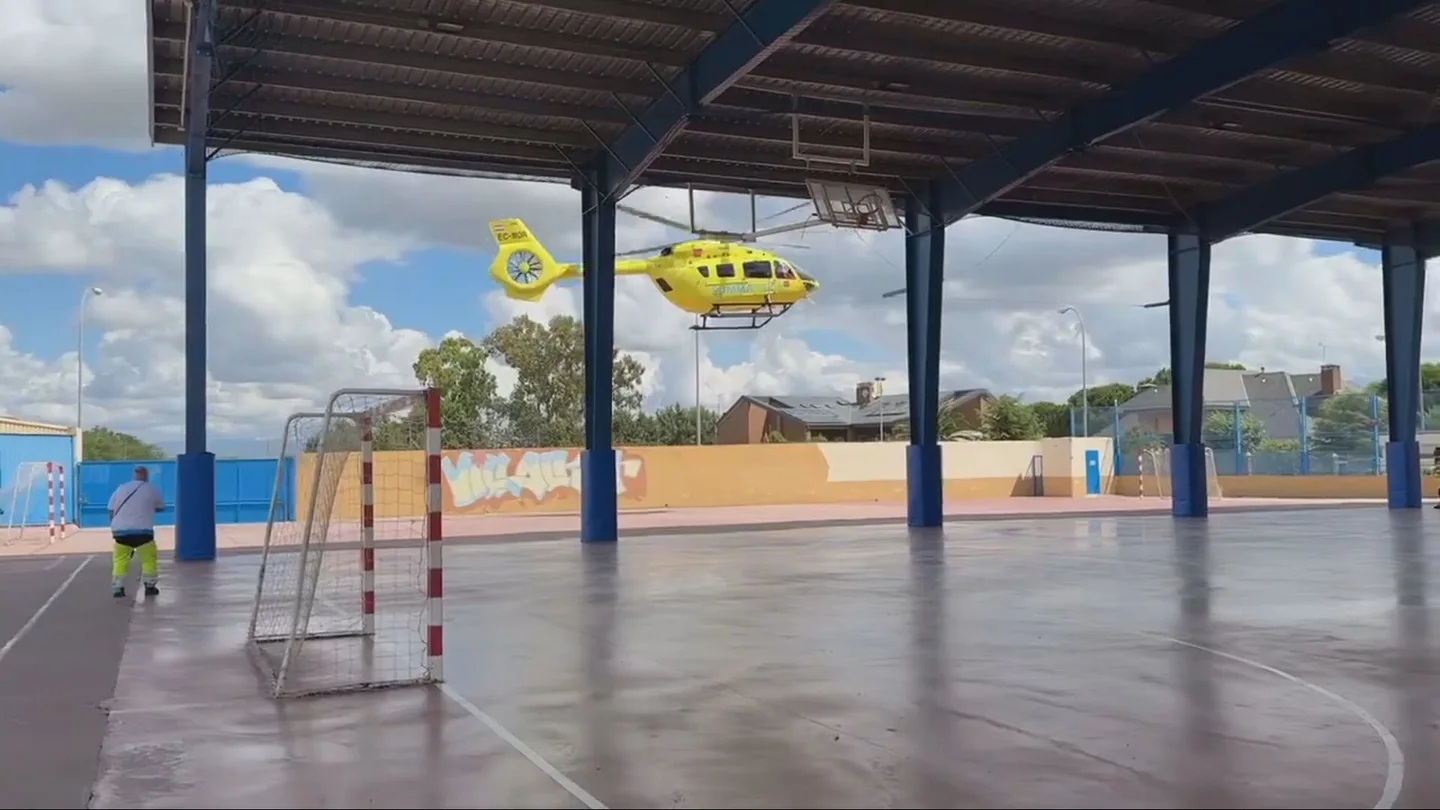 Momento del despegue del helicóptero que trasladó a la menor al Hospital 12 de octubre. Momento del despegue del helicóptero que trasladó a la menor al Hospital 12 de octubre.