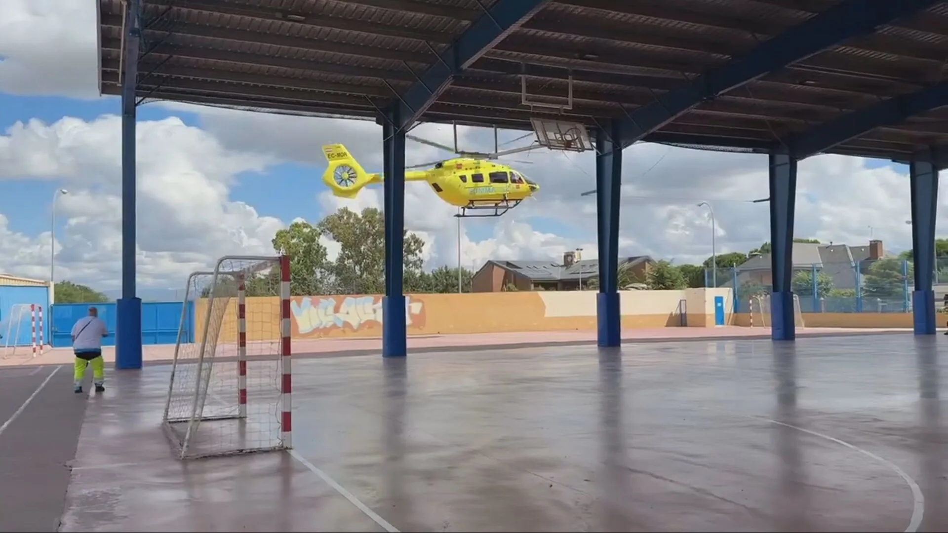 Momento del despegue del helicóptero que trasladó a la menor al Hospital 12 de octubre.