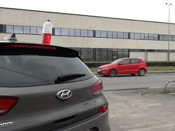 Botella en el techo de un coche aparcado Botella en el techo de un coche aparcado