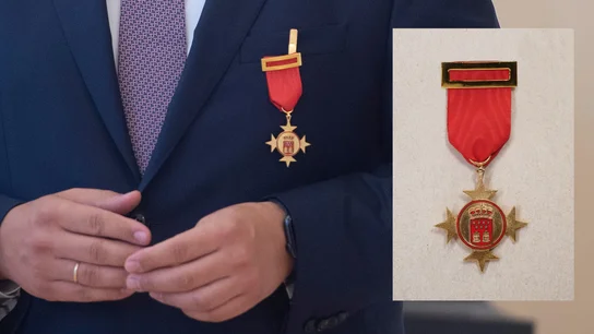 La Medalla Internacional de la Comunidad de Madrid, vista en la chaqueta del presidente del Comité Europeo de las Regiones, Apostolos Tzitzikostas, quien la recibió en 2021 La Medalla Internacional de la Comunidad de Madrid, vista en la chaqueta del presidente del Comité Europeo de las Regiones, Apostolos Tzitzikostas, quien la recibió en 2021