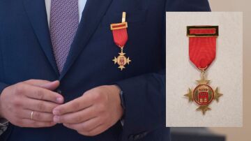 La Medalla Internacional de la Comunidad de Madrid, vista en la chaqueta del presidente del Comité Europeo de las Regiones, Apostolos Tzitzikostas, quien la recibió en 2021