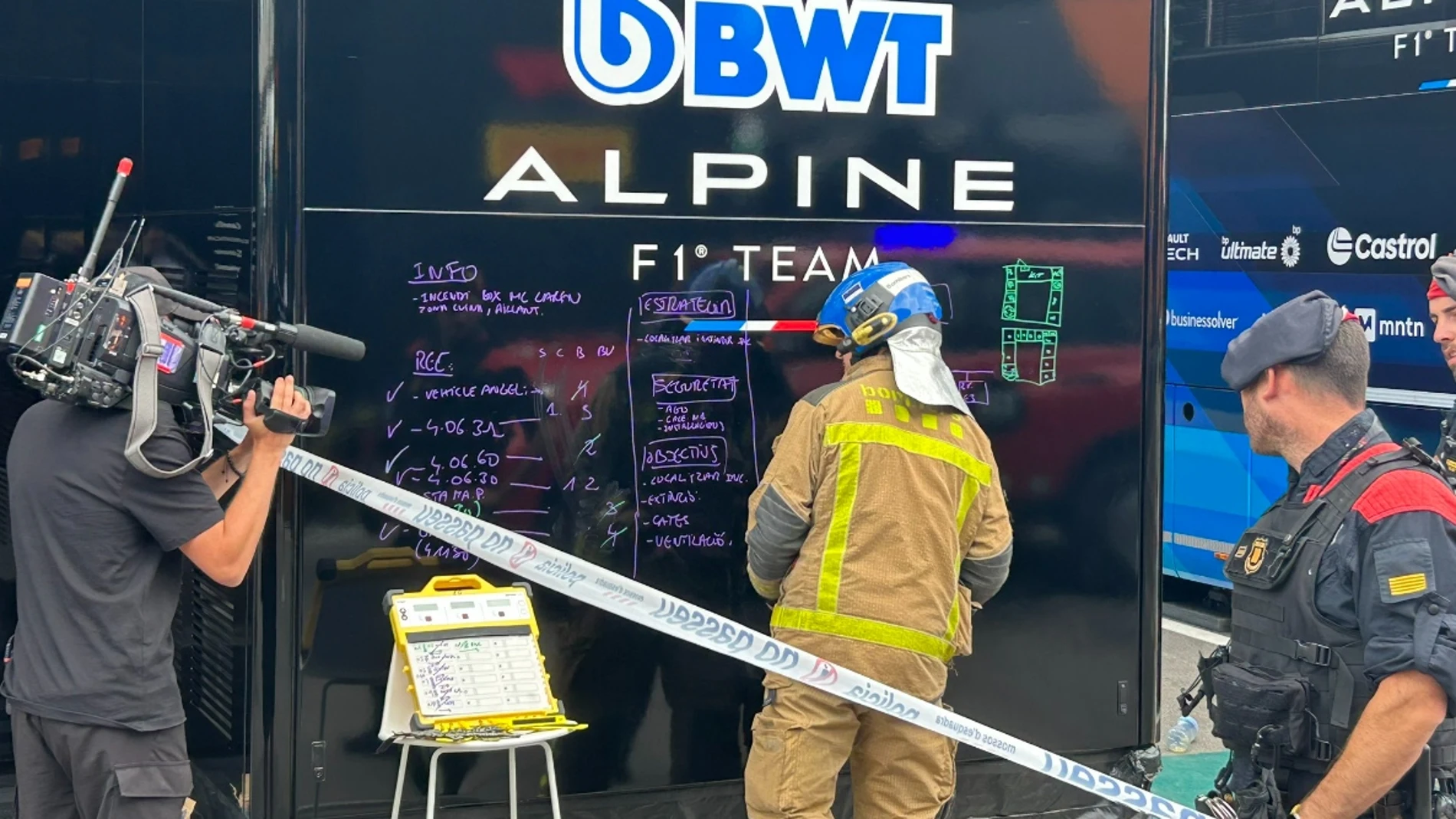 La curiosa imagen de los bomberos en el &#39;motorhome&#39; de Alpine