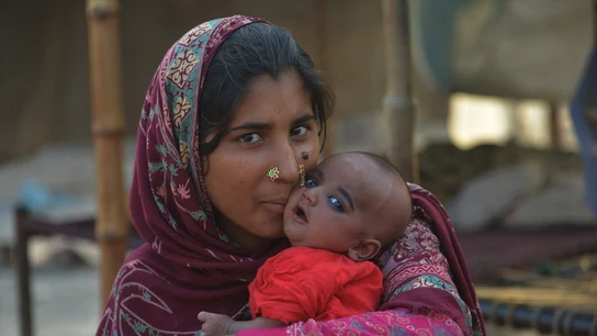 Una madre pakistaní con su bebé en brazos Una madre pakistaní con su bebé en brazos