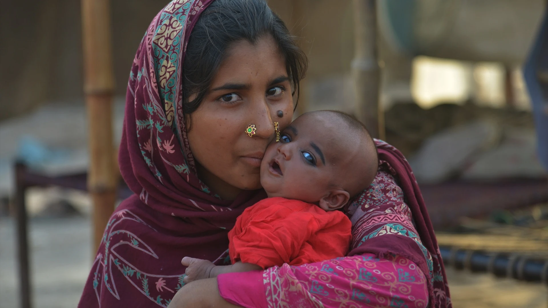 Una madre pakistaní con su bebé en brazos