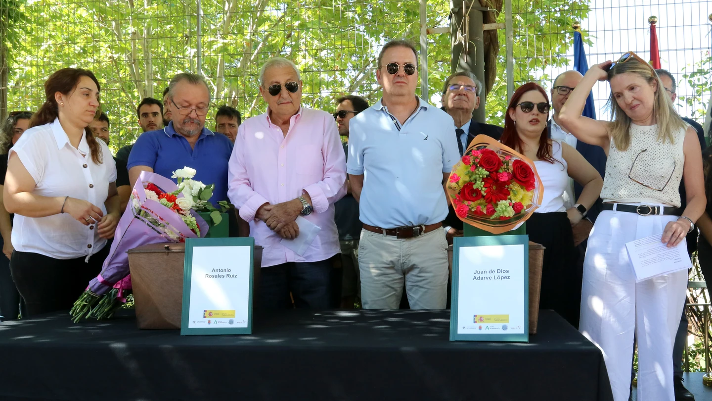 Las familias de Juan de Dios Adarve López y Antonio Rosales Ruiz, dos víctimas del franquismo identificadas en las fosas de Víznar (Granada) Las familias de Juan de Dios Adarve López y Antonio Rosales Ruiz, dos víctimas del franquismo identificadas en las fosas de Víznar (Granada)