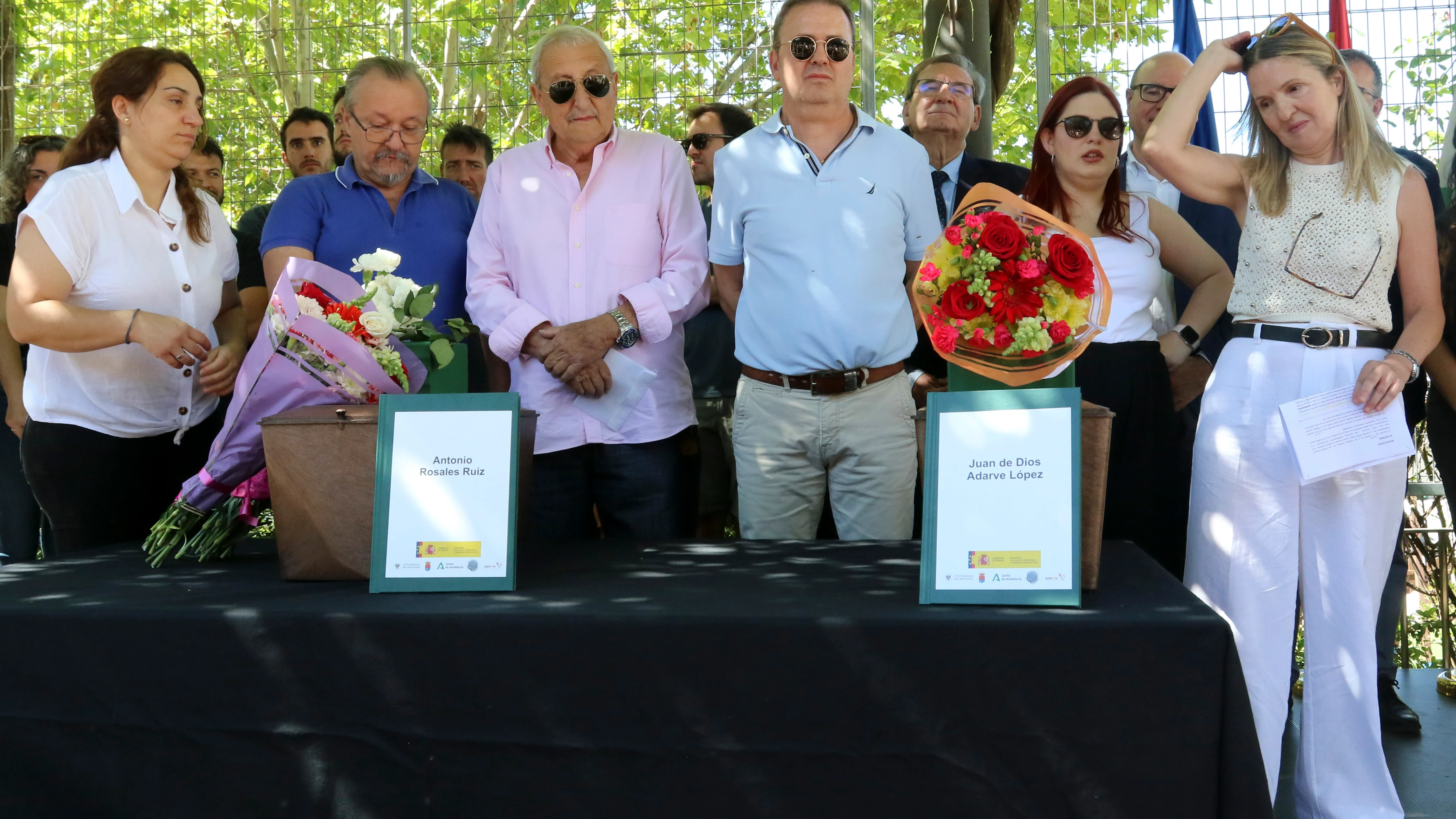 Las familias de Juan de Dios Adarve López y Antonio Rosales Ruiz, dos víctimas del franquismo identificadas en las fosas de Víznar (Granada)