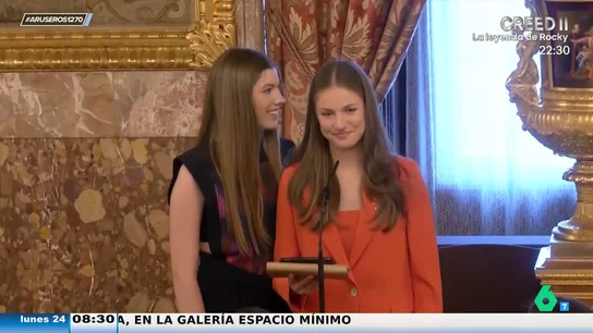 Un micrófono abierto desvela lo que la infanta Sofía le dijo a Leonor tras su sorpresa a Felipe VI Un micrófono abierto desvela lo que la infanta Sofía le dijo a Leonor tras su sorpresa a Felipe VI