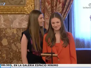 Un micrófono abierto desvela lo que la infanta Sofía le dijo a Leonor tras su sorpresa a Felipe VI