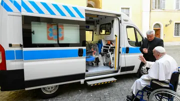 El papa Francisco bendice la tercera ambulancia que ha donado a Ucrania desde el estallido de la guerra