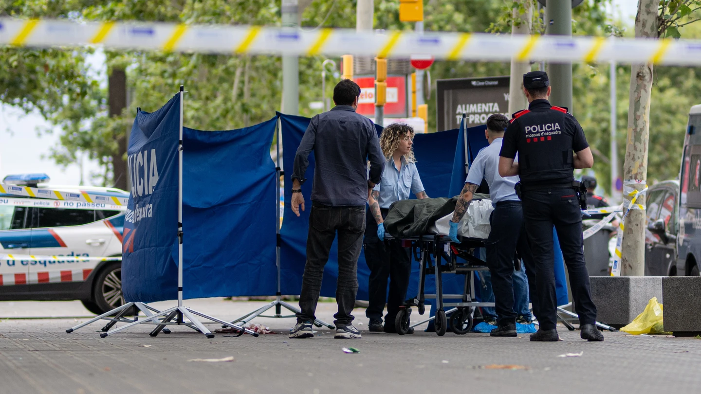 Muere degollado en la Barceloneta durante la verbena de San Juan. Muere degollado en la Barceloneta durante la verbena de San Juan.