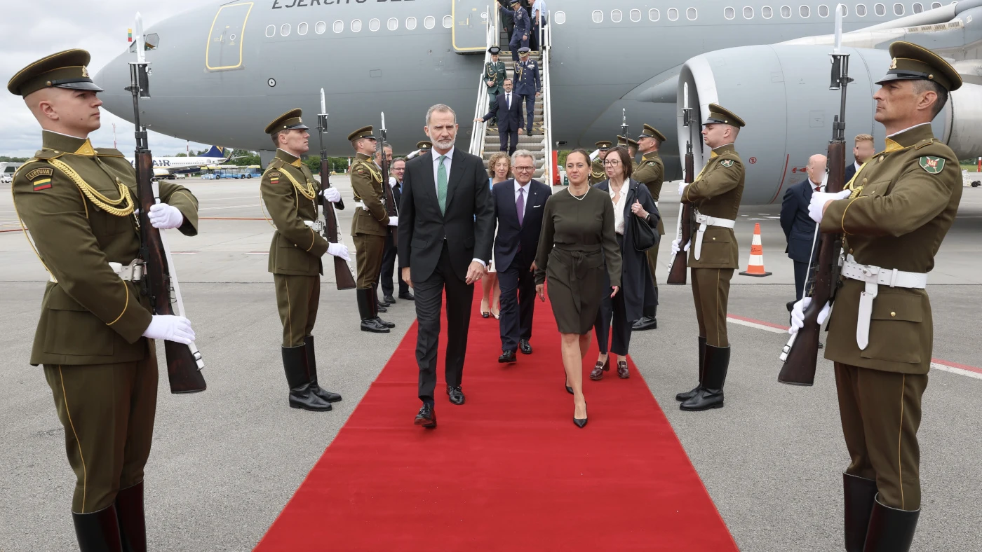 El rey Felipe VI a su llegada a Lituania este lunes.