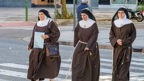 Tres monjas del convento de Belorado salen del juzgado de Burgos el pasado 31 de mayo.