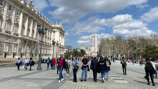 Turistas en la ciudad de Madrid. Turistas en la ciudad de Madrid.