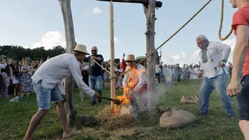 Ivana Kupala suele celebrarse en la noche más corta del año, que marca el comienzo del verano. La gente canta y baila alrededor de las hogueras, juega y realiza rituales tradicionales. 