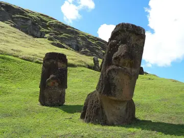 Cientos de enormes estatuas de piedra, conocidas como moai Cientos de enormes estatuas de piedra, conocidas como moai