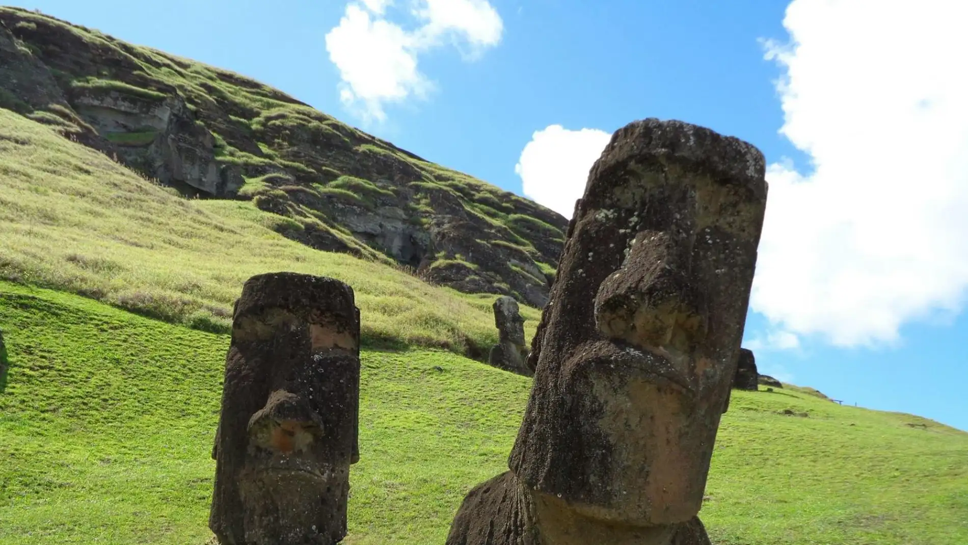 Cientos de enormes estatuas de piedra, conocidas como moai