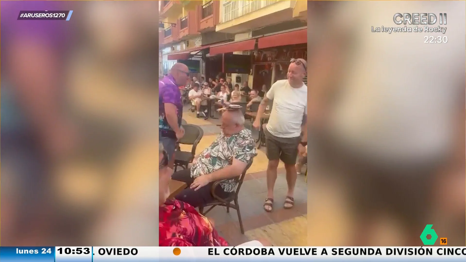 Un hombre comete el error de dormirse en la terraza de un bar y se convierte en el entretenimiento de la gente