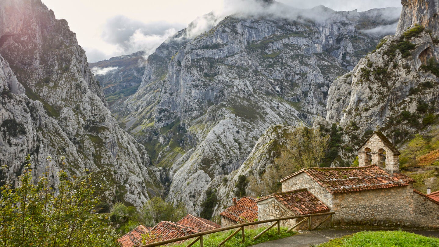Camarme&ntilde;a, pueblo de Asturias, en los Picos de Europa