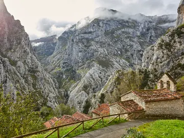 Camarmeña, pueblo de Asturias, en los Picos de Europa Camarmeña, pueblo de Asturias, en los Picos de Europa