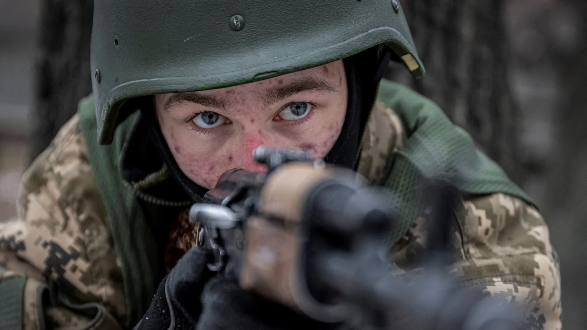 Un voluntario que aspira a unirse a las Fuerzas Armadas de Ucrania asiste a un entrenamiento básico en enero de 2024.
