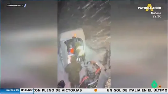 Así ha sido el dramático rescate de un hombre que estaba sepultado con su coche por una avalancha de nieve Así ha sido el dramático rescate de un hombre que estaba sepultado con su coche por una avalancha de nieve