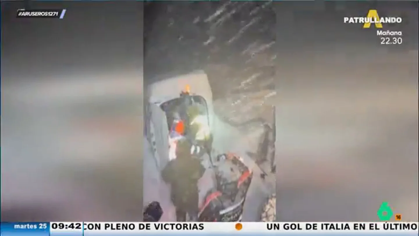 Así ha sido el dramático rescate de un hombre que estaba sepultado con su coche por una avalancha de nieve Así ha sido el dramático rescate de un hombre que estaba sepultado con su coche por una avalancha de nieve