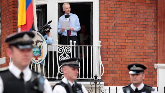 El fundador de WikiLeaks, Julian Assange, desde el balcón de la Embajada de Ecuador en Londres, en 2012