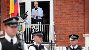 El fundador de WikiLeaks, Julian Assange, desde el balcón de la Embajada de Ecuador en Londres, en 2012