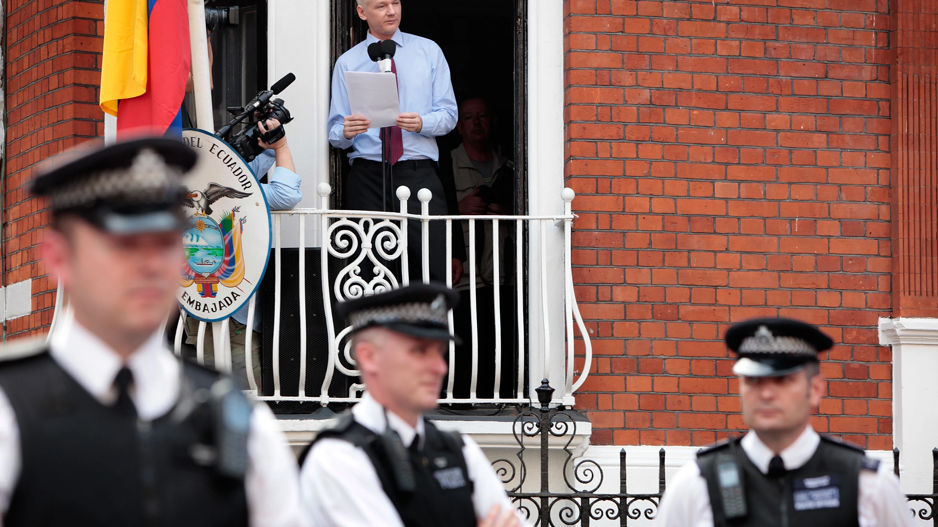 El fundador de WikiLeaks, Julian Assange, desde el balcón de la Embajada de Ecuador en Londres, en 2012