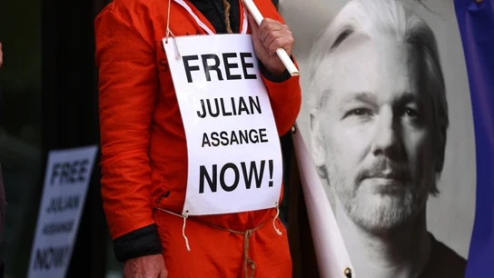 Un seguidor de Julian Assange, junto a una imagen del fundador de WikiLeaks, con un cartel en el que pide su liberación Un seguidor de Julian Assange, junto a una imagen del fundador de WikiLeaks, con un cartel en el que pide su liberación