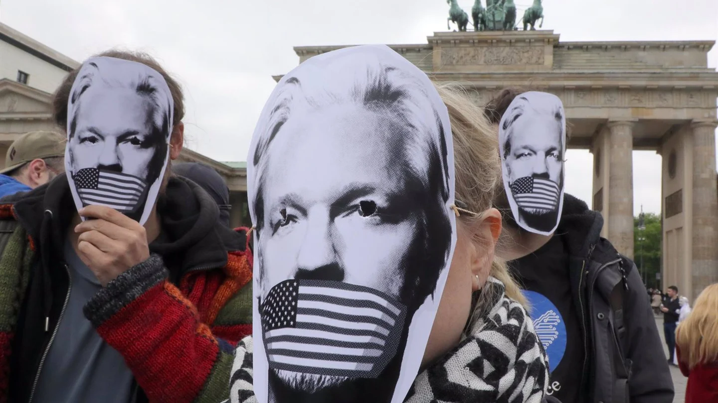 Assange, en libertad tras alcanzar un acuerdo con EEUU en el que se declara culpable de espionaje Assange, en libertad tras alcanzar un acuerdo con EEUU en el que se declara culpable de espionaje