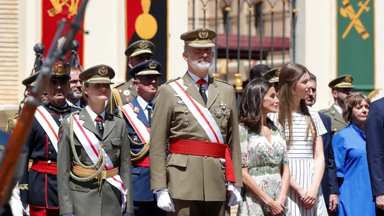 La princesa de Asturias, Leonor de Borbón, la reina Letizia, el rey Felipe VI y la infanta Sofía durante la ceremonia en la que el monarca entregó a la heredera al trono su despacho de alférez tras un año en Zaragoza, este miércoles. La princesa de Asturias, Leonor de Borbón, la reina Letizia, el rey Felipe VI y la infanta Sofía durante la ceremonia en la que el monarca entregó a la heredera al trono su despacho de alférez tras un año en Zaragoza, este miércoles.