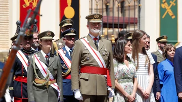 La princesa de Asturias, Leonor de Borbón, la reina Letizia, el rey Felipe VI y la infanta Sofía durante la ceremonia en la que el monarca entregó a la heredera al trono su despacho de alférez tras un año en Zaragoza, este miércoles. 